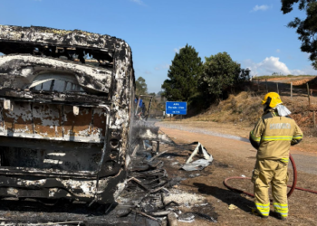 VÍDEO: Micro-ônibus é destruído por incêndio na Fernão Dias; ninguém ficou ferido