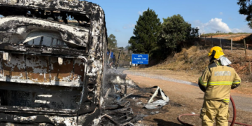 VÍDEO: Micro-ônibus é destruído por incêndio na Fernão Dias; ninguém ficou ferido