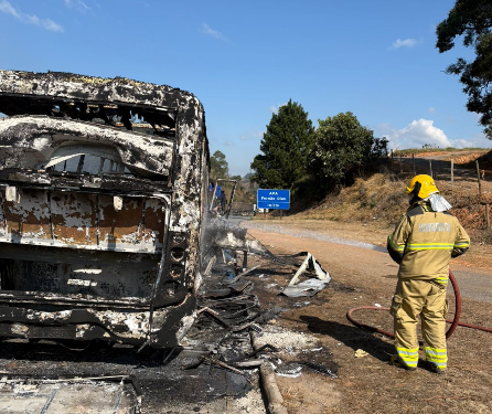 VÍDEO: Micro-ônibus é destruído por incêndio na Fernão Dias; ninguém ficou ferido