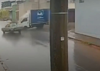 VÍDEO: Colisão entre carro e caminhão de entregas é registrada por câmera de segurança em Piumhi