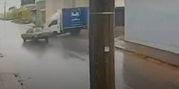VÍDEO: Colisão entre carro e caminhão de entregas é registrada por câmera de segurança em Piumhi