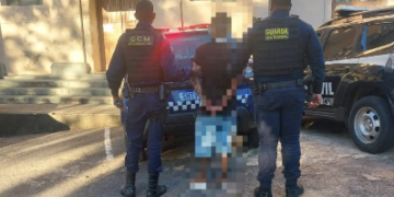 Motociclista sem habilitação é preso por direção perigosa, suspeita de tráfico e adulteração de placa
