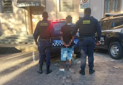 Motociclista sem habilitação é preso por direção perigosa, suspeita de tráfico e adulteração de placa