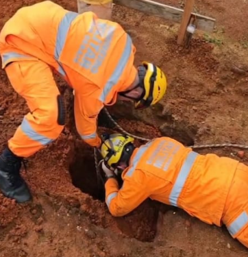 Bombeiros resgatam cão após queda em buraco de fundação de obra