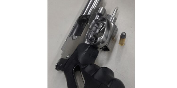 Guarda Municipal apreende arma adaptada para calibre .38 e drogas em Passos