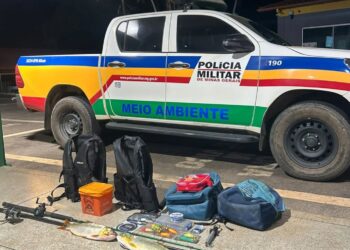 Pescadores se lançam no rio para escapar de flagrante durante operação da PM do Meio Ambiente