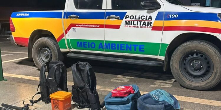 Pescadores se lançam no rio para escapar de flagrante durante operação da PM do Meio Ambiente