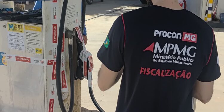 Procon-MPMG fiscaliza 42 postos de combustíveis em três regiões de Minas e identifica irregularidades em mais da metade dos estabelecimentos