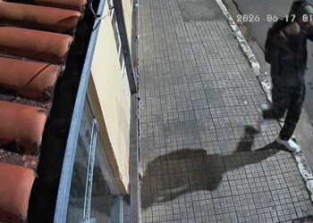 EXCLUSIVO: Novos vídeos mostram suspeito rondando Carmo do Rio Claro antes de furto em loja de semijoias
