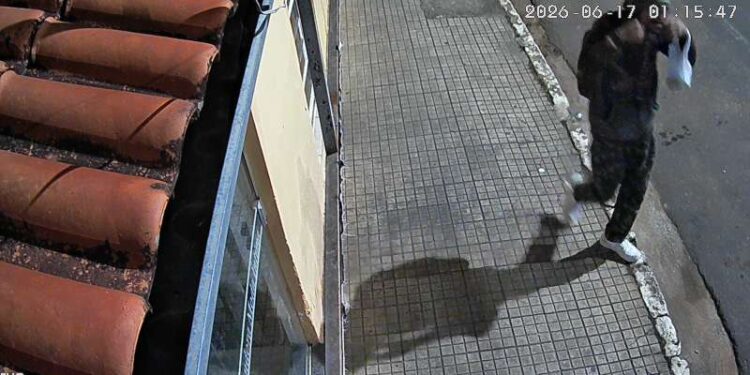 EXCLUSIVO: Novos vídeos mostram suspeito rondando Carmo do Rio Claro antes de furto em loja de semijoias