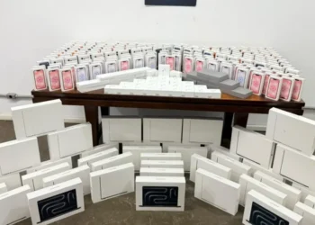 PRF apreende 322 aparelhos da marca Apple avaliados em aproximadamente R$ 3 milhões em veículo que simulava viatura policial na BR-381