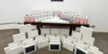 PRF apreende 322 aparelhos da marca Apple avaliados em aproximadamente R$ 3 milhões em veículo que simulava viatura policial na BR-381