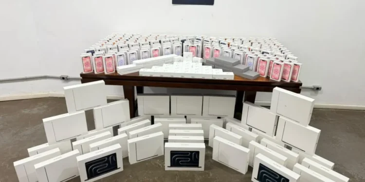 PRF apreende 322 aparelhos da marca Apple avaliados em aproximadamente R$ 3 milhões em veículo que simulava viatura policial na BR-381