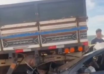 Carro bate na traseira de caminhão