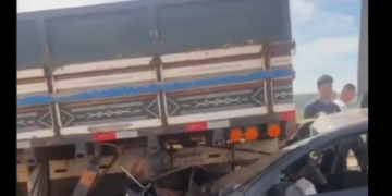 Carro bate na traseira de caminhão