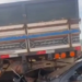 Carro bate na traseira de caminhão