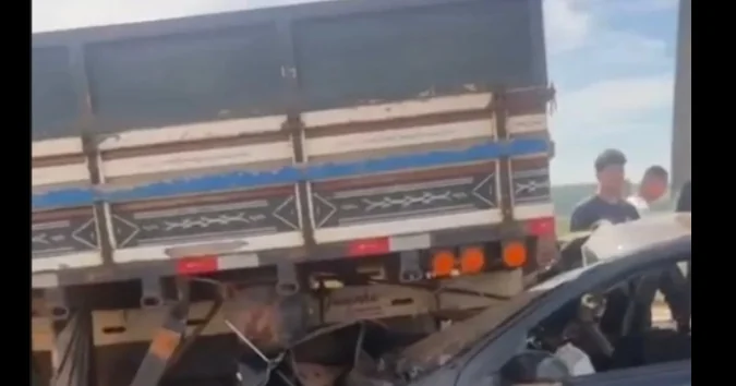 Carro bate na traseira de caminhão