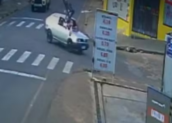 Acidente entre carro e bicicleta deixa dois feridos em Passos