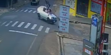 Acidente entre carro e bicicleta deixa dois feridos em Passos