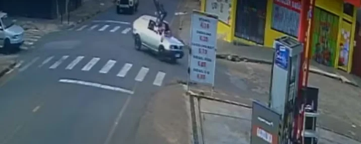 Acidente entre carro e bicicleta deixa dois feridos em Passos