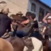 VÍDEO: Homem de 40 anos é brutalmente agredido durante romaria de cavaleiros