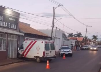 Paciente em surto foge de hospital com ambulância e causa acidente em Ibiraci