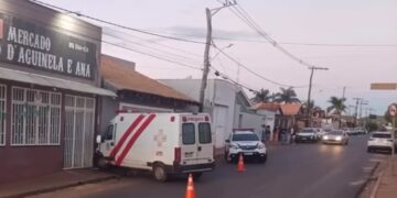 Paciente em surto foge de hospital com ambulância e causa acidente em Ibiraci