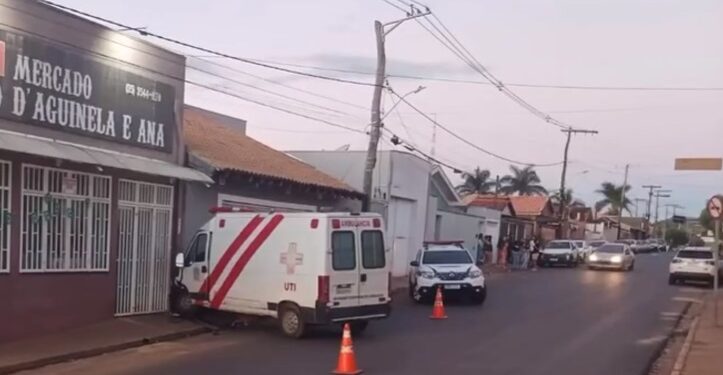 Paciente em surto foge de hospital com ambulância e causa acidente em Ibiraci