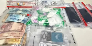 Traficante cai de moto durante fuga e é preso com mais de R$ 10 mil e drogas pela PM
