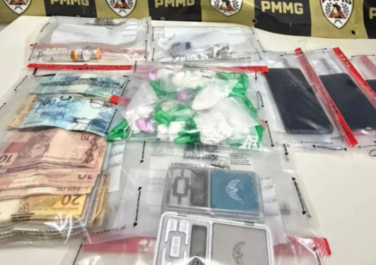 Traficante cai de moto durante fuga e é preso com mais de R$ 10 mil e drogas pela PM