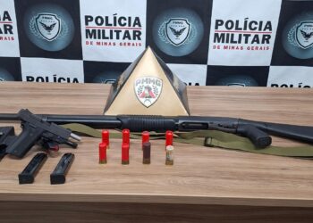 Homem é preso por agredir e ameaçar companheira com armas de fogo em Extrema