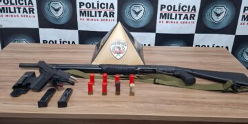 Homem é preso por agredir e ameaçar companheira com armas de fogo em Extrema
