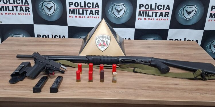 Homem é preso por agredir e ameaçar companheira com armas de fogo em Extrema
