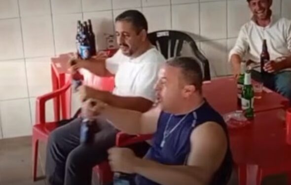 VÍDEO | Torcedores em um bar de Passos reproduz “remada viking” e viraliza nas redes sociais