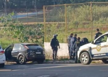 Dupla é abordada pela GCM após simular porte de arma dentro de carro em Alfenas