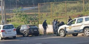 Dupla é abordada pela GCM após simular porte de arma dentro de carro em Alfenas