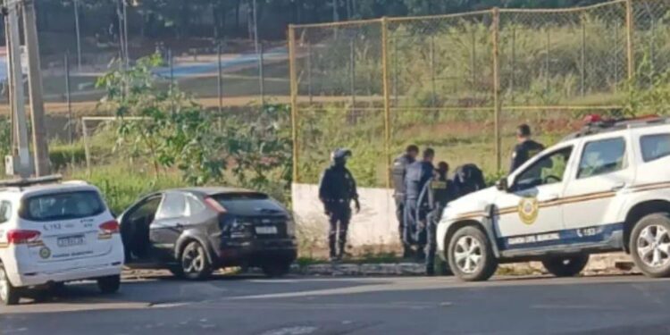Dupla é abordada pela GCM após simular porte de arma dentro de carro em Alfenas