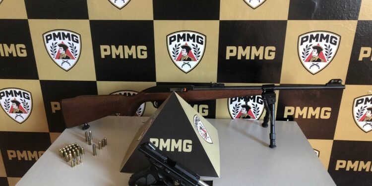 Homem é preso após ameaçar jovem com arma de fogo