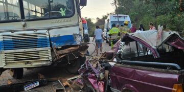 Idosa de 93 anos morre após grave colisão entre carro e ônibus em São Tomé das Letras