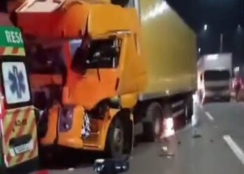 VÍDEO: Batida entre duas carretas provoca congestionamento de 6 km na Fernão Dias