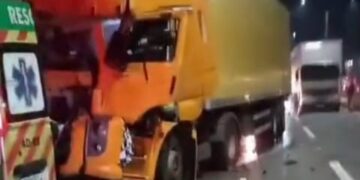 VÍDEO: Batida entre duas carretas provoca congestionamento de 6 km na Fernão Dias