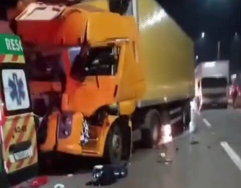 VÍDEO: Batida entre duas carretas provoca congestionamento de 6 km na Fernão Dias
