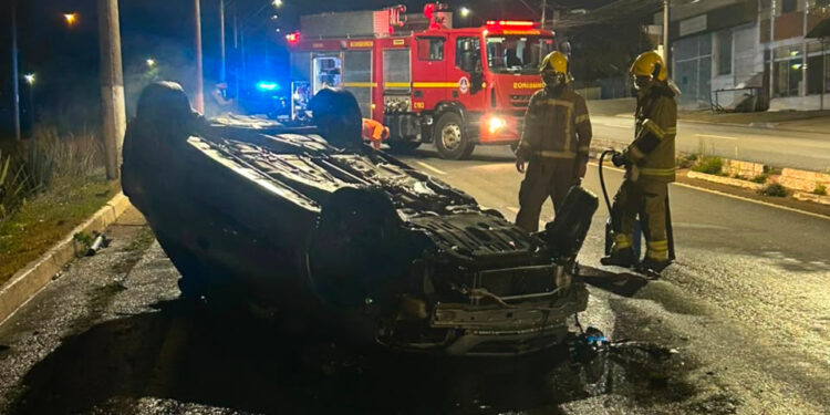 Cabo do Exército escapa de veículo em chamas após acidente em Três Corações