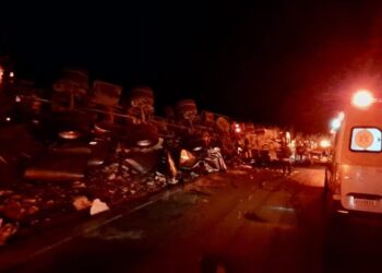 Motorista fica preso em cabine após tombamento de caminhão na AMG-1530, em Juruaia