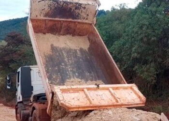 Prefeitura realiza manutenção em estradas rurais após período de chuvas em Carmo do Rio Claro