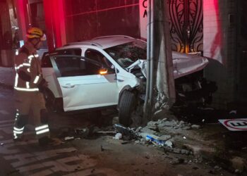 Acidente com três veículos deixa feridos e mobiliza Bombeiros em Alfenas