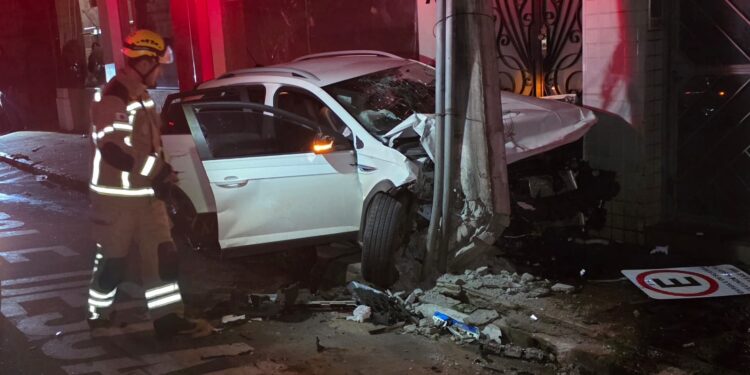 Acidente com três veículos deixa feridos e mobiliza Bombeiros em Alfenas