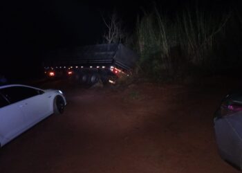 Carreta sai da pista e motorista é detido por suspeita de embriaguez na MG-344