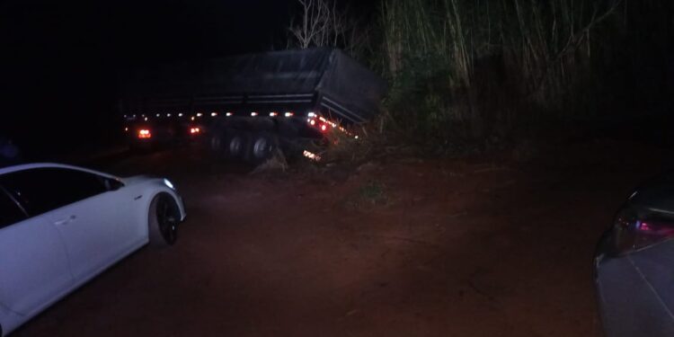 Carreta sai da pista e motorista é detido por suspeita de embriaguez na MG-344