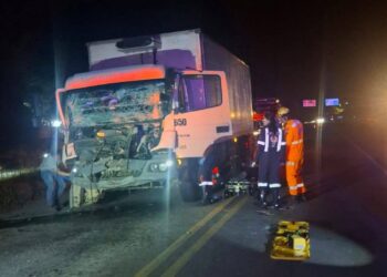 Motorista fica preso às ferragens após colisão entre carretas na BR-354